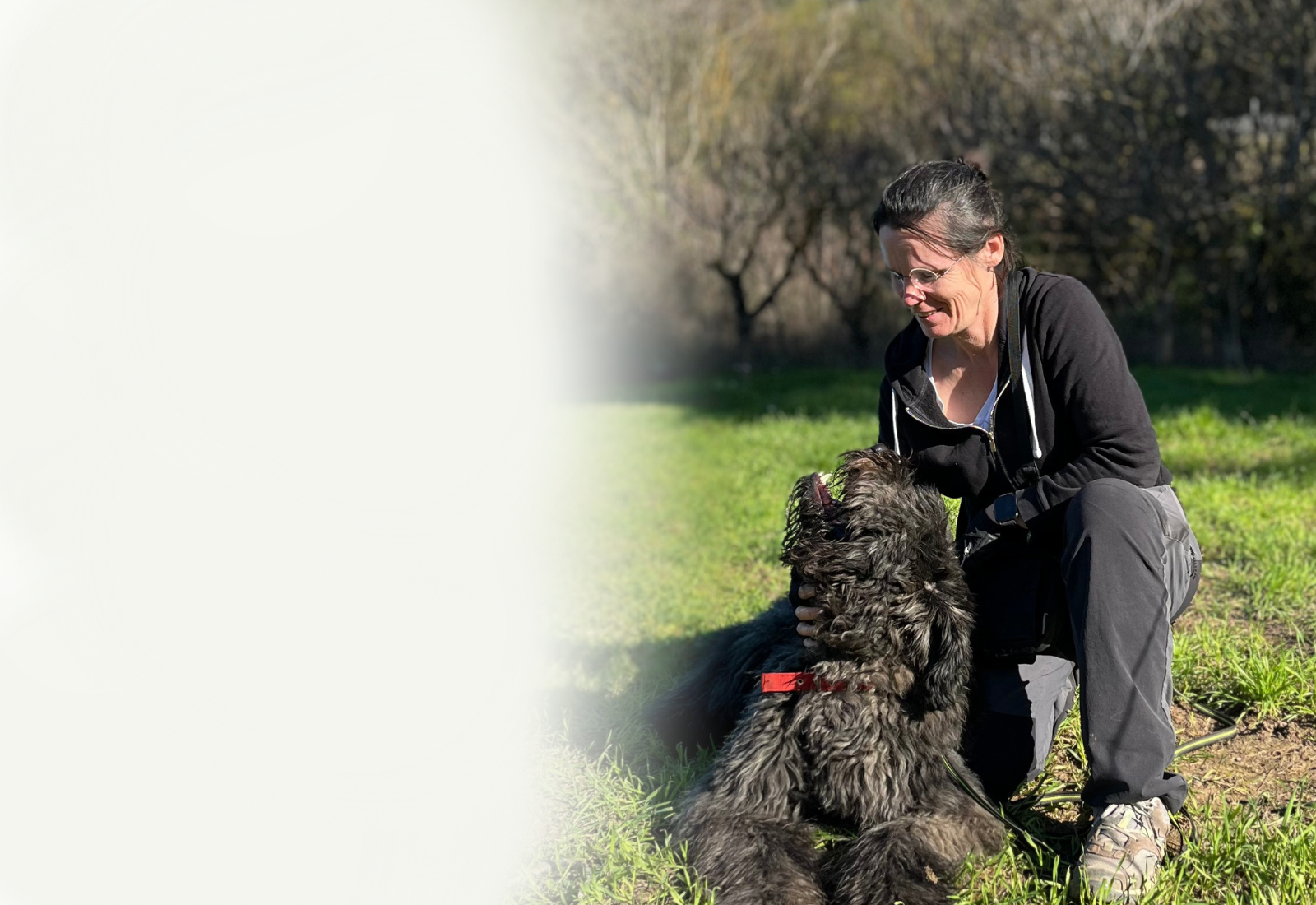 Maryaline en interaction avec un chien